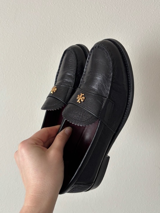 Tory Burch Classic Best-Selling Black Leather Loafers with Gold Emblem Size 6.5 main image 9